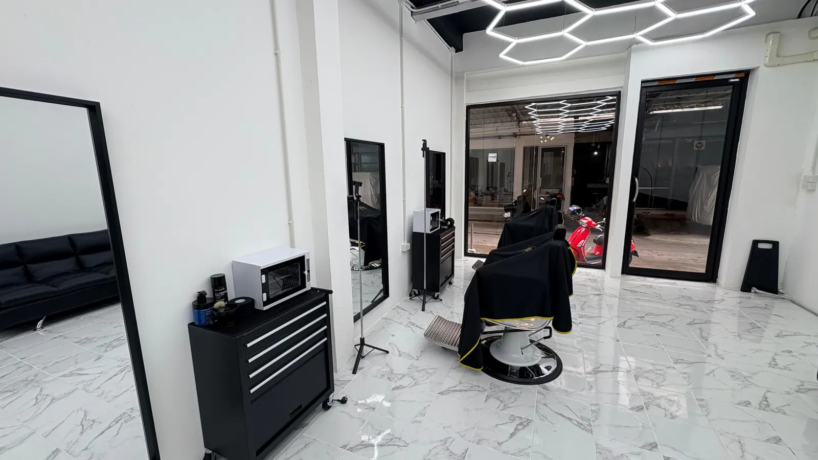 Barberstuhl und Spiegel im hellen Innenraum