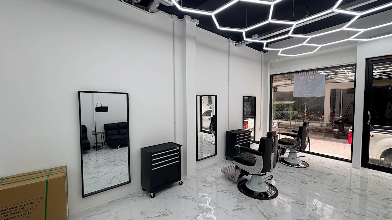 Moon Cuts Barber-Stationen mit Stühlen und Spiegeln