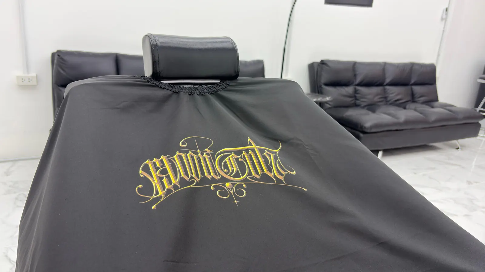 Umhang mit goldenem Moon-Cuts-Schriftzug