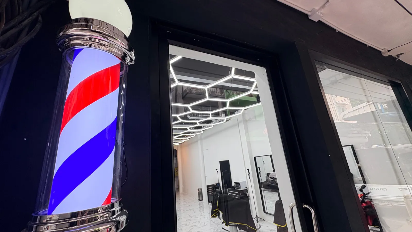 Beleuchteter Barber-Pole am Eingang