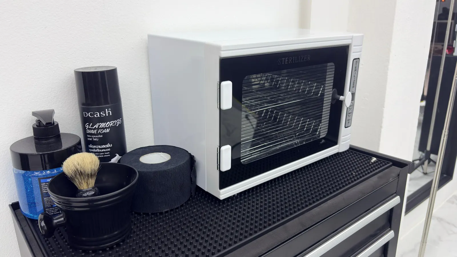 Werkzeug-Station mit Sterilisator und Rasierpinsel