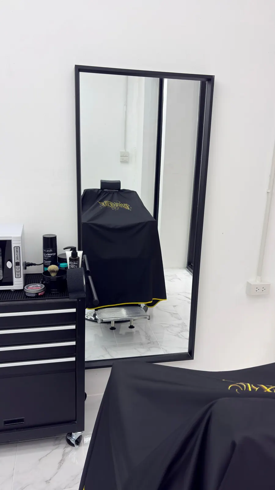 Großer Standspiegel mit Barberstuhl-Spiegelung
